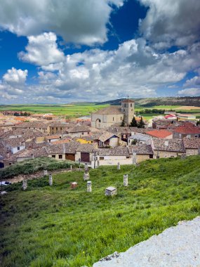 Taştan evler, kırsal kilise ve dramatik gökyüzünün altındaki açık arazilerle Astudillo 'nun manzarası yükseldi.