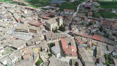 Taştan evler, kırsal kilise ve dramatik gökyüzünün altındaki açık arazilerle Astudillo 'nun manzarası yükseldi.
