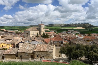 Taştan evler, kırsal kilise ve dramatik gökyüzünün altındaki açık arazilerle Astudillo 'nun manzarası yükseldi.