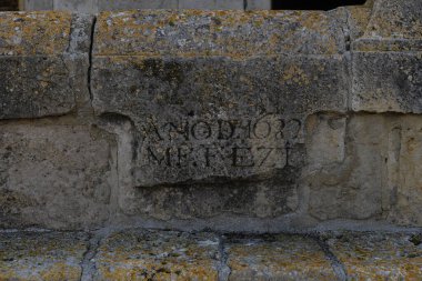 1632 'den itibaren, Tamara de Campos' taki San Hipolito kilisesinin girişinde oyulmuş taş bloğun yakın çekimi.