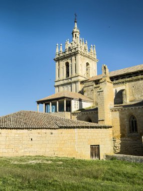 Tamara de Campos 'ta San Hipolito' daki Gotik Kilisesi 'nin taş kulesi ve yeşil önplanı