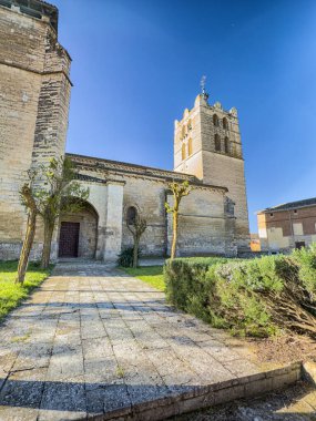 Santoyo 'daki San Juan Bautista Kilisesi. Taş kulesi, gotik kapısı ve geniş merdivenleri var.
