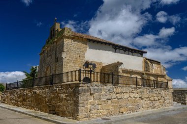 Valbonilla 'daki eski Roma Kilisesi' nde taş cepheli ve parlak gökyüzünün altında çan gable.