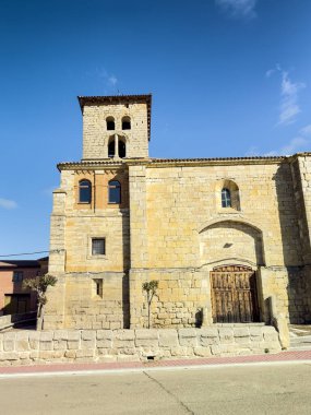 Kare çan kulesi ve Pina de Campos Palencia 'daki ahşap kapılı taş kilise.