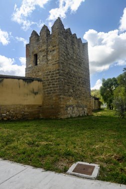 Astudillo Palencia 'daki eski köy duvarının bir kısmını oluşturan siperli taş ortaçağ kulesi.