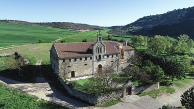 İspanya, Palencia, Torquemada kırsalındaki Valdesalce Sığınağı 'nın insansız hava aracı görüntüsü