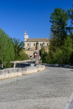 Pisuerga Nehri 'ni geçen etkileyici bir taş köprü olan Puente de Torquemada, Palencia' nın mimari mücevherlerinden biri olarak duruyor.