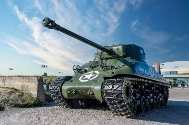 2. Dünya Savaşı 'ndan kalma Sherman tankını Normandiya' daki bir Normandiya çıkartma gününde sergileniyor.