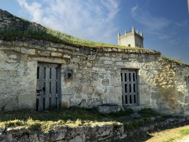 Taştan duvarları ve kırsal İspanya 'da çimenli çatıları olan kırsal yeraltı şarap mahzenleri.