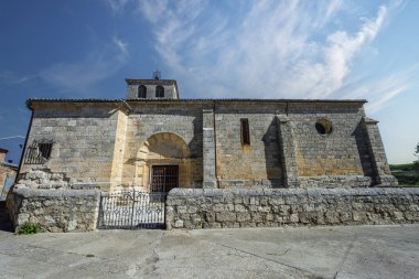 Tabanera de Cerrato, Palencia 'da saat kulesi ve duvarlı girişi olan tarihi taş kilise.