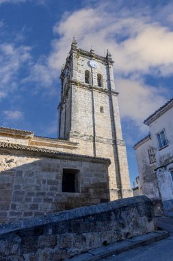 Baltanas 'ta arka planda bulutlu gökyüzü ve çatıları olan taş kilise kulesi.