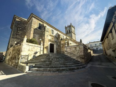 Baltanas 'ın merkezinde saat kulesi ve taş merdivenleri olan tarihi kilise.