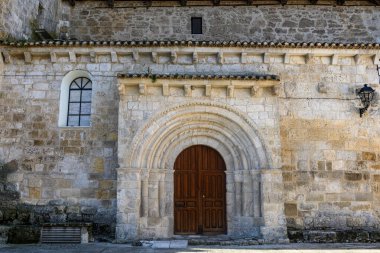 Cevico Navero kilisesinde yarı dairesel kemerler ve oyulmuş başkentlerle ayrıntılı Romanesk geçidi.