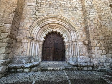 Villamuriel de Cerrato 'daki Santa Maria kilisesinde kemerli ve taş işçilikli ayrıntılı Roma girişi.