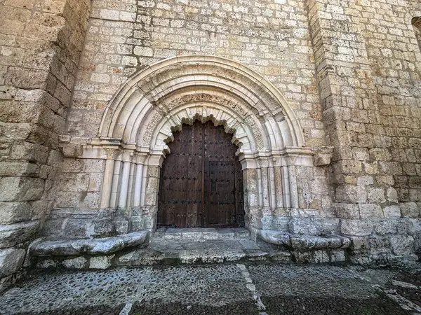 Villamuriel de Cerrato 'daki Santa Maria kilisesinde kemerli ve taş işçilikli ayrıntılı Roma girişi.