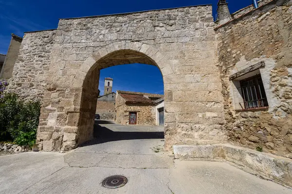 İspanya 'nın Vertavillo kentsel duvarının bir kısmını oluşturan tarihi bir taş kemer yolu.