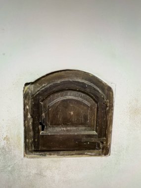 Palencia Katedrali 'nin içindeki beyaz bir duvara gömülü eski ahşap tapınak.