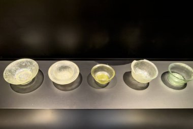 Palencia müzesinden şeffaf Roma cam kaseleri siyah arka planda sergileniyor