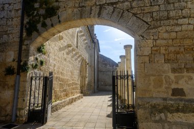 Fuentes de Valdepero 'daki Nuestra Senora de la Antigua Kilisesi' nin yan girişi ve taş kemeri.