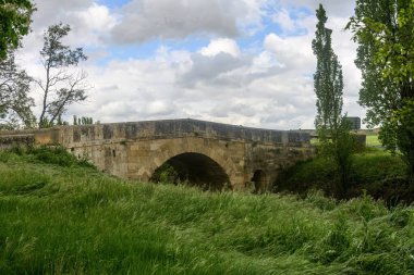 Villaşemsiye yakınlarındaki Castilla Kanalı 'ndan geçen tarihi bir taş köprü.,