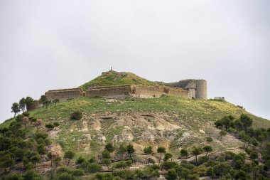Mormojon Kalesi 'nin kalıntıları Palencia' daki Torremormojon köyüne bakan bir tepenin üstünde yükseliyor.,