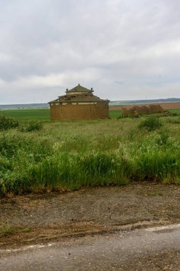 Palencia 'da kırsal bir arazide konik kiremitli çatısı olan eski bir kumru güvercini.