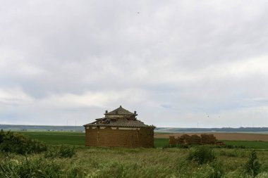Palencia 'da kırsal bir arazide konik kiremitli çatısı olan eski bir kumru güvercini.