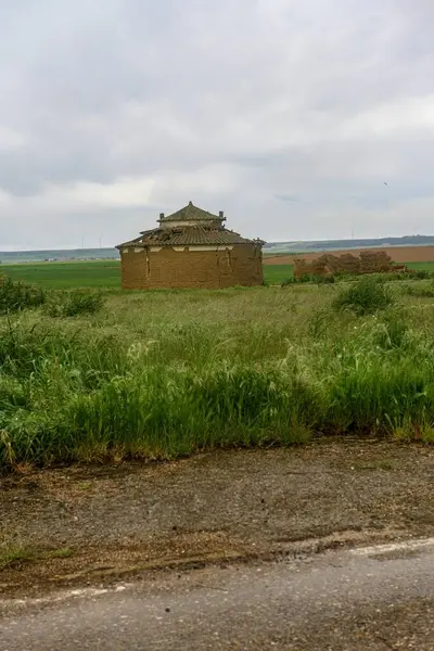 Palencia 'da kırsal bir arazide konik kiremitli çatısı olan eski bir kumru güvercini.