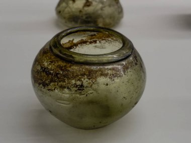 Palencia müzesinde geniş açıklıklı ve onarılmış çatlaklarla küçük Roma cam kavanozu sergilenmektedir.