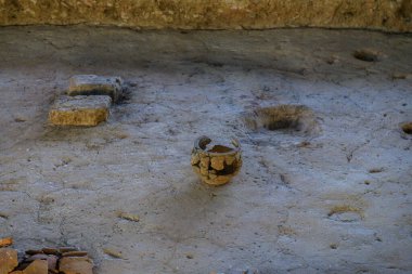 Roma arkeolojik alanı müzenin içinde korunmuş mozaik zemin ve antik duvarları gösteriyor.