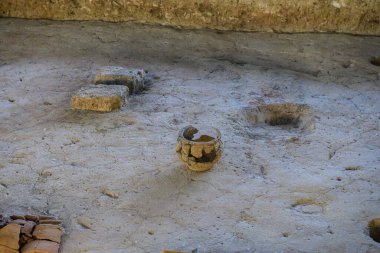 Roma arkeolojik alanı müzenin içinde korunmuş mozaik zemin ve antik duvarları gösteriyor.