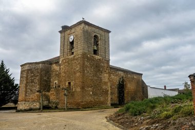 İspanya, Castilla y Leon 'da çan kulesi ve saati olan taşra kilisesi.