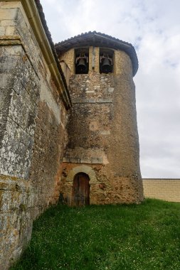 Tarihi bir taşra kilisesinde iki çan ve küçük kemerli pencereli antik taş çan kulesi..