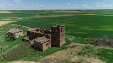 Yıkılmış kilisenin panoramik perspektifi ve kırsal çevresi, Palencia