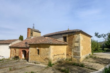 Yenilenme del Monte 'de kemerli kapısı ve kiremitli çatısı olan küçük taş ve tuğla kilise.