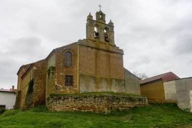 Tuğla ve taş kilise ikiz gable, kemerli pencereler, ve Villamorco 'da yükseltilmiş temeller
