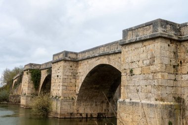 Fitero Köprüsü, İspanya 'nın Palencia ve Burgos eyaletleri arasında Itero de la Vega yakınlarındaki Pisuerga Nehri' ni geçen bir ortaçağ taş köprüsü.
