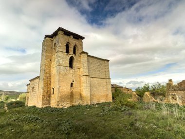 Burgos 'taki Romanesk bir kilisenin kalıntılarındaki tarihi taş çan kulesi.