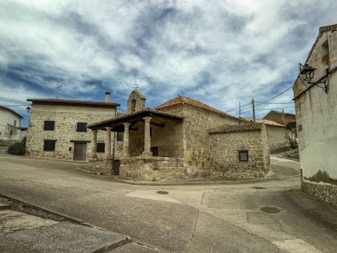 Quintanilla de Trigueros 'ta çan gable ve portico girişli taş inziva yeri.