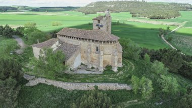 Astudillo 'daki bir tepenin tepesindeki ücra taş inzivası panoramik tarlalar ve orman manzaralı.