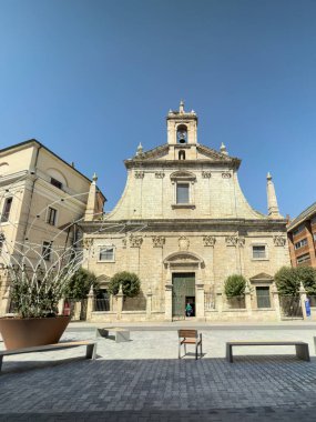 Palencia 'daki Virgen de la Calle Kilisesi' nin ana cephesi çan gable ve kentsel çevresiyle