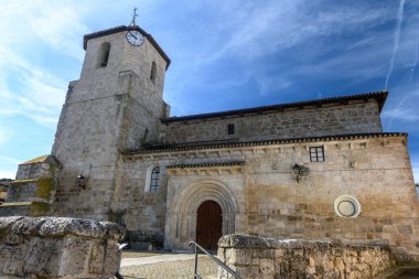 Cevico Navero kasabasındaki tarihi taş kilise ve çan kulesi.