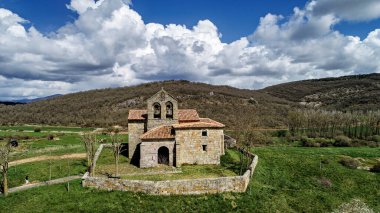 Lomilla 'daki San Esteban Kilisesi' nin insansız hava aracı görüntüsü, Romanca mimari ve kırsal manzaraya sahip.