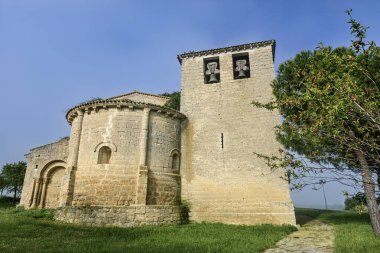Huzurlu bir kırsal alanda maymun ve çan kulesi olan tarihi Romanesk kilisesi