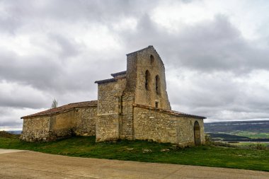 Kuzey İspanya 'nın yüksek kırsal kesiminde çan gable ile taştan kilise.
