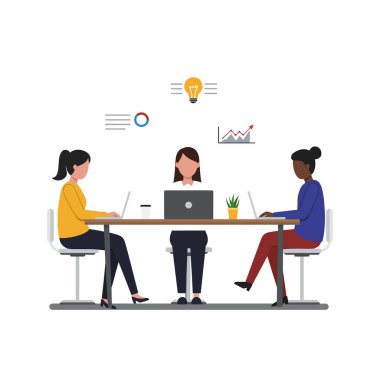 İlk karede üç kişi tartışırken, ikinci karede ise bir projede aktif olarak işbirliği yaptıkları görülüyor..