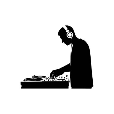 DJ ustaca pikaplarda şarkıları karıştırıyor, kulaklık takıyor, enerjik ve tutkulu bir gece atmosferinde enerji yayıyor..