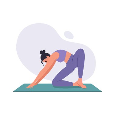 Kadın mor etek giyen bir mindere yoga esneme pozu veriyor. Sakin bir ortamda odak ve esneklik gösteriyor..