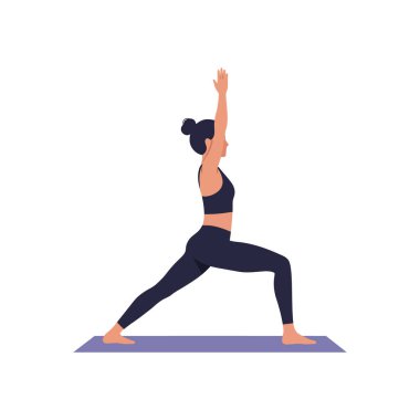Siyah spor kıyafetli kadın paspasın üzerinde savaşçı yoga pozu veriyor dengeyi sağlıyor ve sakin bir ruh haliyle odaklanıyor..