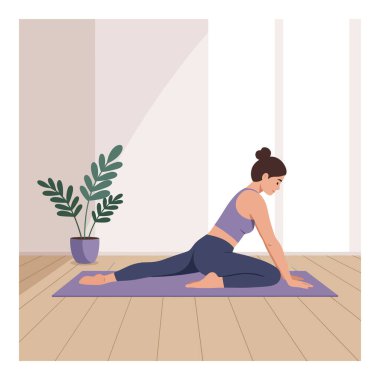 Kadın, yeşil saksı bitkisinin yakınındaki mor paspasın üzerinde güvercin yogası yapıyor. Sakin ortamda esneme ve farkındalık üzerine odaklanıyor..